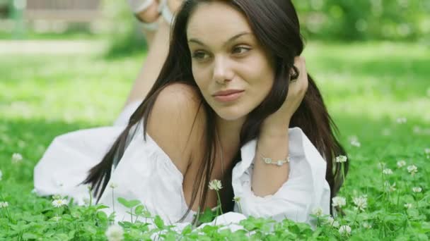 Close Mulher Pensativa Que Coloca Campo Flores Silvestres Kazanluk Bulgária — Vídeo de Stock