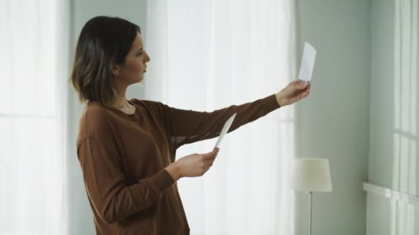 Femme Examinant Des Échantillons Couleur Près Mur Dans Salon Cedar — Video