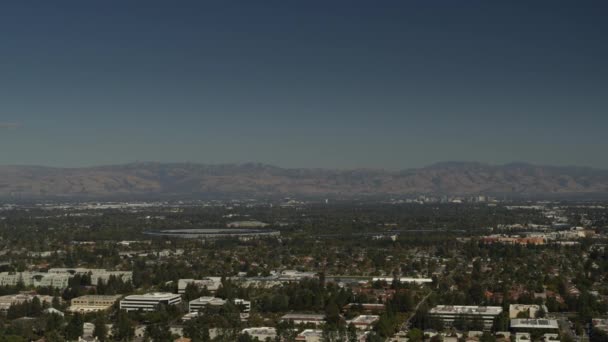 Luchtfoto Van Stadsgezicht Nabij Bergketen Cupertino California Verenigde Staten — Stockvideo