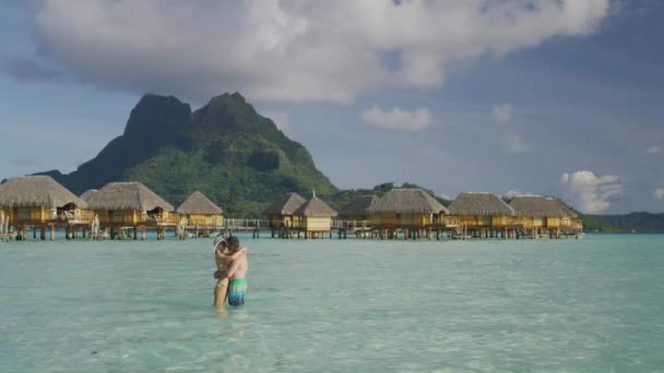 Pareja Romántica Abrazándose Océano Cerca Bungalows Tahití Bora Bora Polinesia — Vídeos de Stock