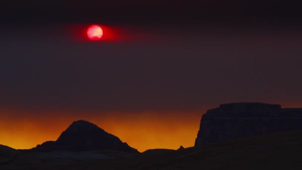 Дым Над Силуэтом Скального Образования Впечатляющим Небом Закате Национальный Парк — стоковое видео