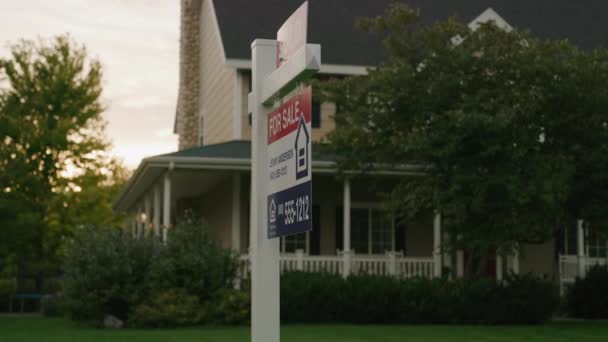 Schwenkbild Eines Verkauften Schildes Pfosten Eines Zum Verkauf Stehenden Hauses — Stockvideo