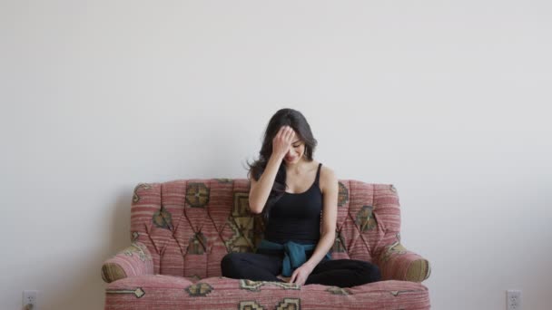 Großaufnahme Des Porträts Einer Lächelnden Frau Die Auf Dem Sofa — Stockvideo