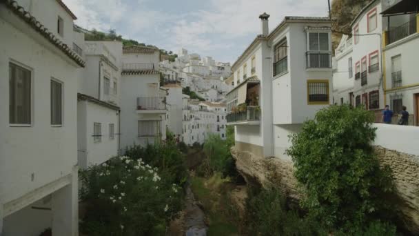 西班牙马拉加山区 Setenil Las Bodegas的树木和城市建筑 视频剪辑