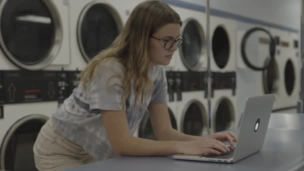Κορίτσι Που Χρησιμοποιεί Φορητό Υπολογιστή Στο Πλυντήριο Provo Γιούτα Ηνωμένες — Αρχείο Βίντεο
