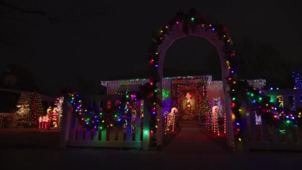 Panorámica Casa Festiva Con Decoraciones Navideñas Iluminadas Por Noche American — Vídeos de Stock