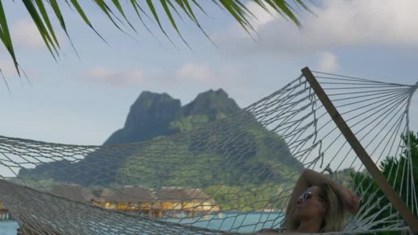 在法属波利尼西亚塔希提 波拉波拉海滩的吊床上休息 — 图库视频影像