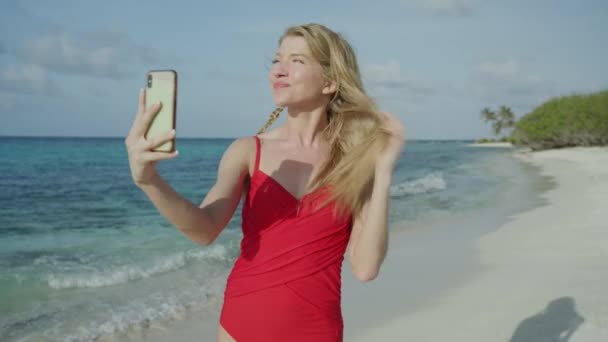 Mulher Praia Oceano Posando Para Selfies Telefone Celular Petit Tabac — Vídeo de Stock