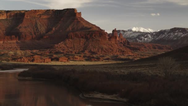 Aerial View River Approaching Rock Formációk Desert Moab Utah Amerikai — Stock videók