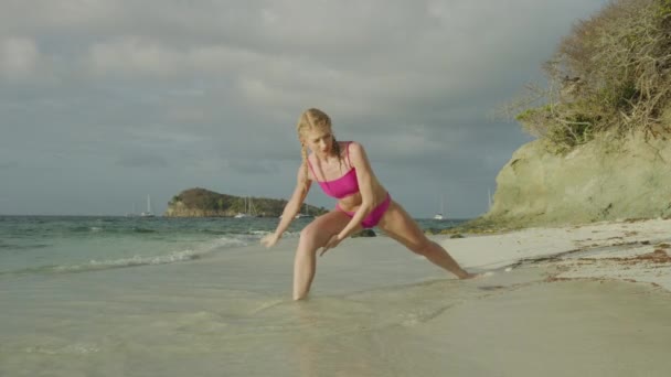 圣文森特和格林纳丁斯多巴哥凯斯岛海滩 詹姆斯比岛练习瑜伽的妇女 — 图库视频影像