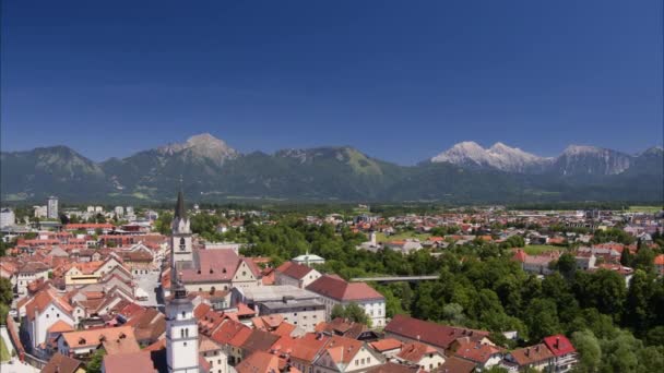Szeroki Strzał Powietrza Opuszczający Wioskę Pobliżu Pasma Górskiego Kranj Słowenia — Wideo stockowe