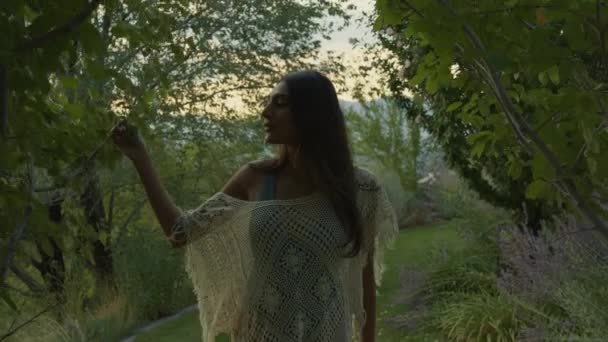 Detail Záběr Blížící Ženy Kráčející Cestičce Obdivující Listí Cedar Hills — Stock video