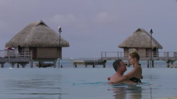 Hombre Acercándose Una Mujer Océano Luego Abrazándose Besándose Tahití Moorea — Vídeos de Stock