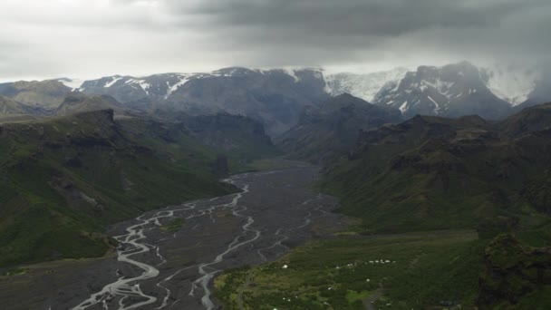 하늘을 날면서 굽이쳐 흐르는 강들을 바라본 Hvolsvollur Porsmork Iceland — 비디오
