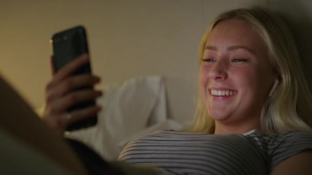 美国犹他州高地市 女孩躺在床上 在手机上通过视频聊天 — 图库视频影像