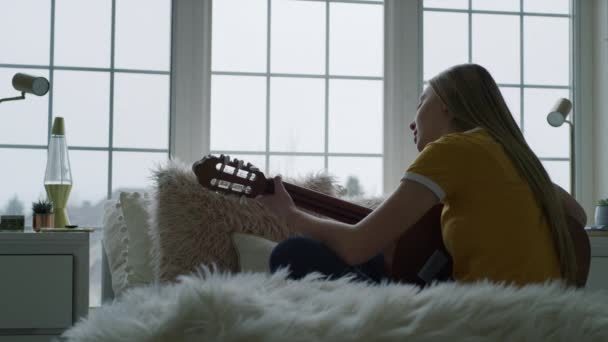 Chica Sentada Cama Tocando Guitarra Cantando Highland Utah Estados Unidos — Vídeo de stock