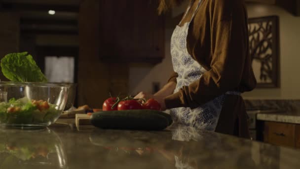 Naklonění Ženy Krájení Rajčat Pro Salát Kuchyni Cedar Hills Utah — Stock video