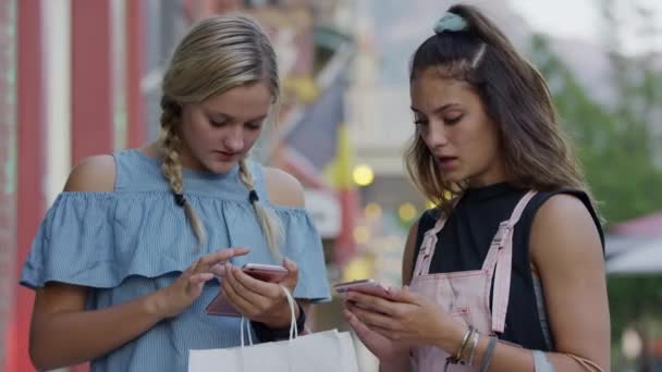 Mädchen Tragen Einkaufstüten Der Stadt Sms Auf Mobiltelefonen Provo Utah — Stockvideo