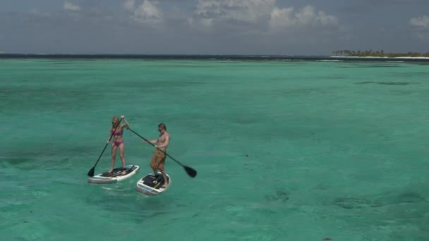 Couple Paddleboarding Man Falling Ocean Tobago Cays Vincent Grenadines — Stock videók