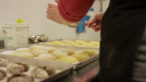 在美国犹他州盐湖城用糖粉装饰饼干的特写镜头 图库视频片段