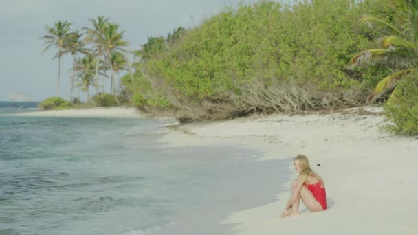 Daleka Kobieta Siedząca Plaży Pobliżu Fal Oceanicznych Petit Tabac Tobago — Wideo stockowe