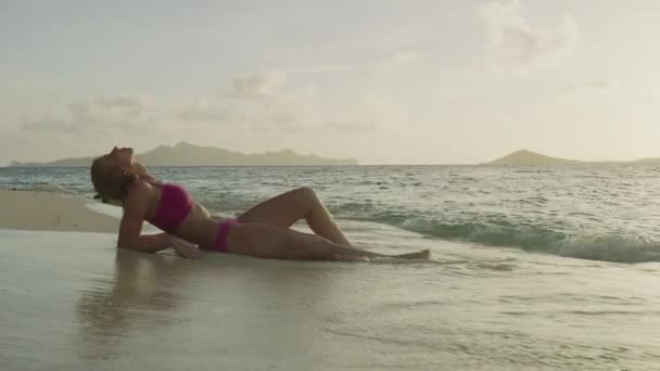 在海浪 詹姆斯比岛 多巴哥礁 圣文森特和格林纳丁斯的日落时躺在海滩上休息的妇女 — 图库视频影像