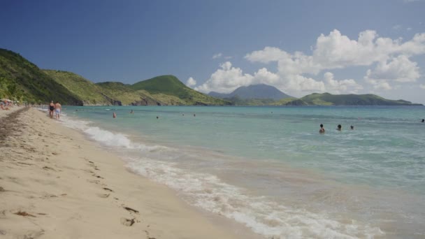 Vzdálení Lidé Plavání Vlnách Pláži Oceánu Basseterre Kitts Videoklip