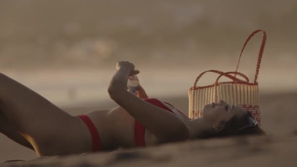 胸に水をこぼすビーチに寝そべって笑う女 サンブラス ラLibertad エルサルバドル — ストック動画