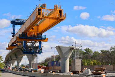 MONTREAL QUEBEC CANADA - 09 29 2021: Reseau express metropolitain (REM; İngilizce: Metropolitan Express Network or) Büyük Montreal 'de yapım aşamasında olan bir hafif metro hızlı ulaşım sistemidir.