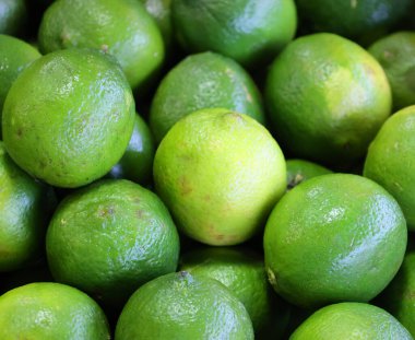 Piyasada taze yeşil limon