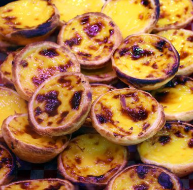 Pastel de nata ya da Pastel de Belem, tarçınlı bir Portekiz kremalı tart..