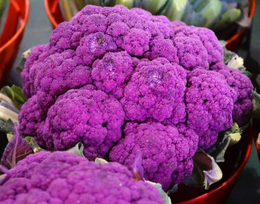 Piyasada taze mor lahana