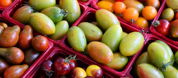 Νωπά Βιολογικά Φρούτα Στην Αγορά — Φωτογραφία Αρχείου