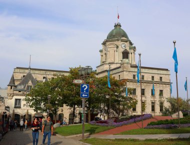 QUEBEC CITY QUEBEC CANADA - 10 13 2021: The Musee du Fort Quebec şehrinin askeri tarihi üzerine orijinal ve eşsiz bir ses ve ışık gösterisi sunar..