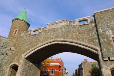 QUEBEC CITY QUEBEC CANADA - 10 13 2021: UNESCO dünya mirası olan Eski Quebec 'in bir parçası olan Porte Saint Jean (Saint John' s Gate)
