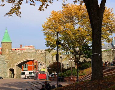 QUEBEC CITY QUEBEC CANADA - 10 13 2021: UNESCO dünya mirası olan Eski Quebec 'in bir parçası olan Porte Saint Jean (Saint John' s Gate) 