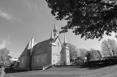 SAINTE-FAMILLE-DE-ILEAN-D 'ORLEAN' S QUEBEC CANADA - 10 13 2021: Sainte-Famille-de-l 'Ile-d' Orleans Kilisesi bu bölgedeki en eski yerleşim birimidir.