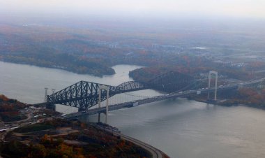 Sonbaharda nehrin üzerindeki köprünün havadan görünüşü