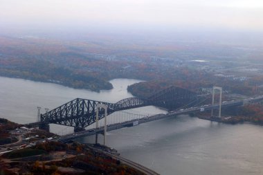 Sonbaharda nehrin üzerindeki köprünün havadan görünüşü