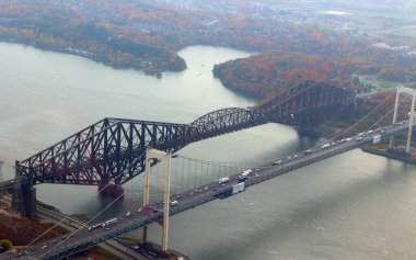 Sonbaharda nehrin üzerindeki köprünün havadan görünüşü