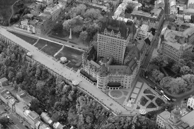 QUEBEC CITY, CANADA - 10 13 2021: UNESCO 'nun dünya mirası olan Chateau Frontenac ve Old Quebec şehrinin kuş bakışı görüntüsü