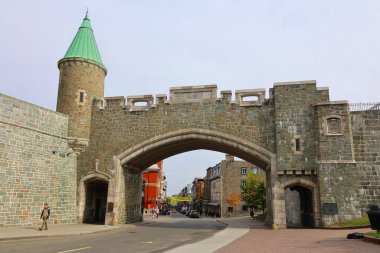 QUEBEC CITY QUEBEC CANADA - 10 13 2021: UNESCO dünya mirası olan Eski Quebec 'in bir parçası olan Porte Saint Jean (Saint John' s Gate)