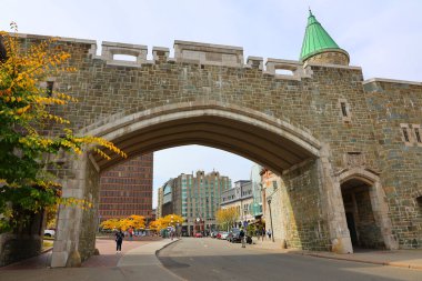 QUEBEC CITY QUEBEC CANADA - 10 13 2021: UNESCO dünya mirası olan Eski Quebec 'in bir parçası olan Porte Saint Jean (Saint John' s Gate)
