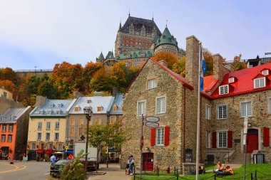 QUEBEC CITY CANADA - 10 13 2021: Chateau Frontenac büyük bir oteldir. 1980 'de Kanada Ulusal Tarih Bölgesi olarak belirlendi ve genellikle dünyanın en çok fotoğraflanan oteli olarak kabul edildi.