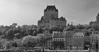 QUEBEC CITY CANADA - 10 13 2021: Chateau Frontenac büyük bir oteldir. 1980 'de Kanada Ulusal Tarih Bölgesi olarak belirlendi ve genellikle dünyanın en çok fotoğraflanan oteli olarak kabul edildi.