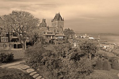 QUEBEC CITY CANADA - 10 13 2021: Chateau Frontenac büyük bir oteldir. 1980 'de Kanada Ulusal Tarih Bölgesi olarak belirlendi ve genellikle dünyanın en çok fotoğraflanan oteli olarak kabul edildi.