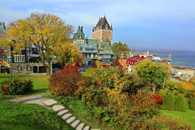 QUEBEC CITY CANADA - 10 13 2021: Chateau Frontenac büyük bir oteldir. 1980 'de Kanada Ulusal Tarih Bölgesi olarak belirlendi ve genellikle dünyanın en çok fotoğraflanan oteli olarak kabul edildi.