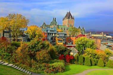 QUEBEC CITY CANADA - 10 13 2021: Chateau Frontenac büyük bir oteldir. 1980 'de Kanada Ulusal Tarih Bölgesi olarak belirlendi ve genellikle dünyanın en çok fotoğraflanan oteli olarak kabul edildi.