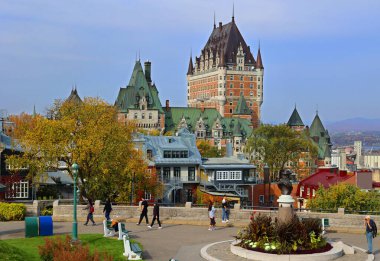 QUEBEC CITY CANADA - 10 13 2021: Chateau Frontenac büyük bir oteldir. 1980 'de Kanada Ulusal Tarih Bölgesi olarak belirlendi ve genellikle dünyanın en çok fotoğraflanan oteli olarak kabul edildi.