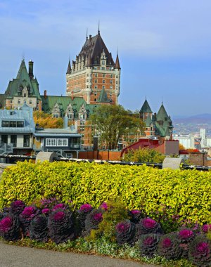 QUEBEC CITY CANADA - 10 13 2021: Chateau Frontenac büyük bir oteldir. 1980 'de Kanada Ulusal Tarih Bölgesi olarak belirlendi ve genellikle dünyanın en çok fotoğraflanan oteli olarak kabul edildi.